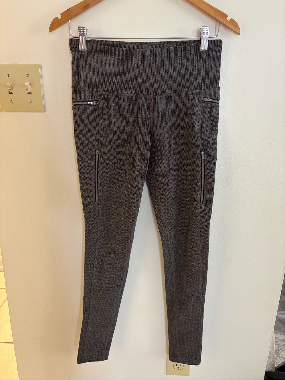 Women's Athleta Grey Knit Leggings with Zip Pockets - Medium